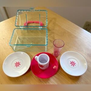 American Girl Doll Cafe Bistro Set Plastic Picnic Basket 3 Plates 1 Mug‎ 1 Glass